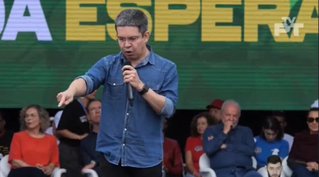 “Não tem porra nenhuma de polarização”, dispara Randolfe Rodrigues em Floripa