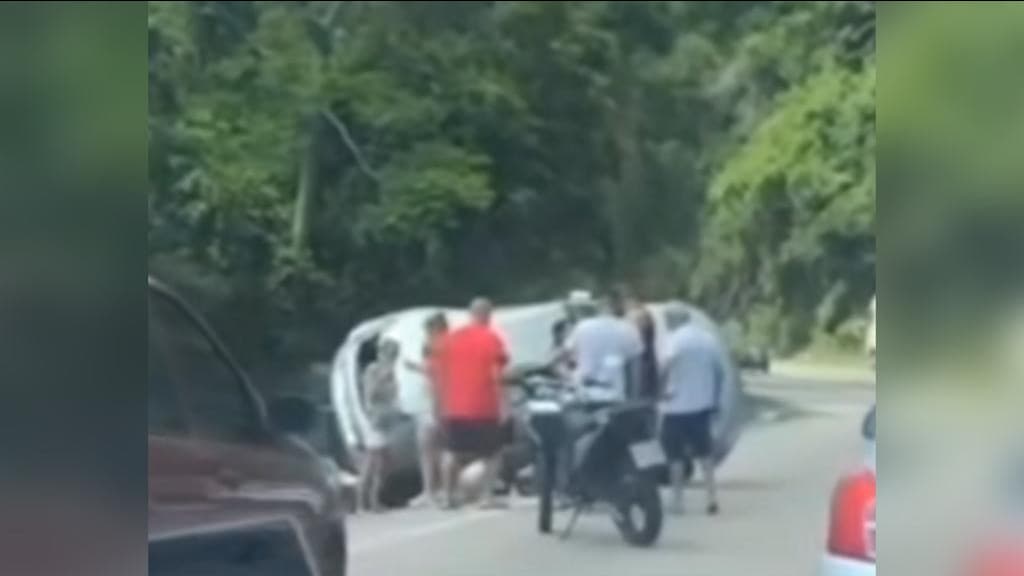 Carro capota após colisão com caminhão no Morro do Boi, em Balneário Camboriú