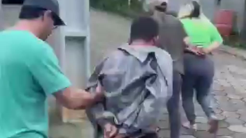 Casal do Comando Vermelho que ordenou ataques estava escondido em SC