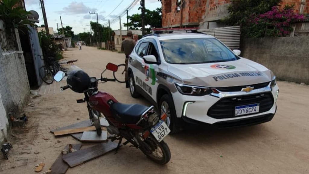 Homem é flagrado com maconha e moto furtada no Jardim Progresso, em Tijucas