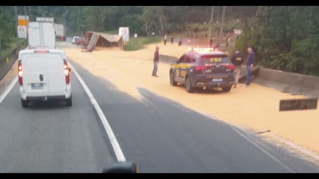 Carreta carregada de milho tomba e causa interdição na BR-376