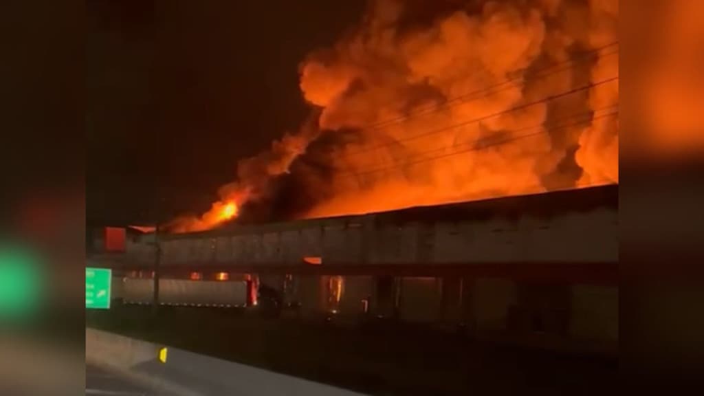 Incêndio de grandes proporções consome galpão logístico às margens da BR-101