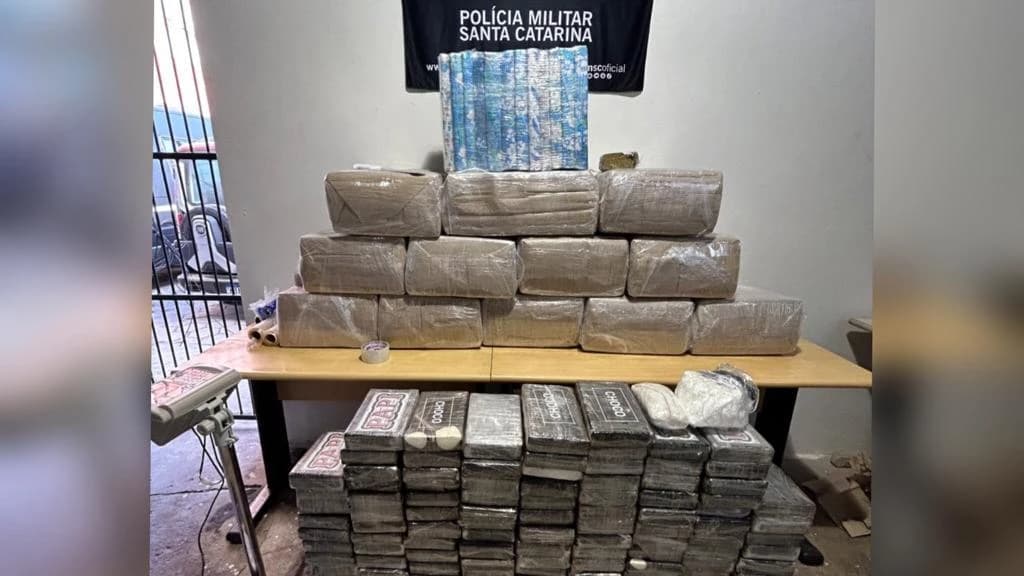 Dois homens são presos descarregando carro com mais de 400kg de drogas em BC