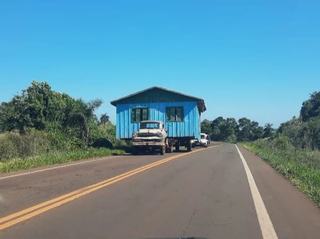 Homem causa confusão ao “furtar” casa com caminhão