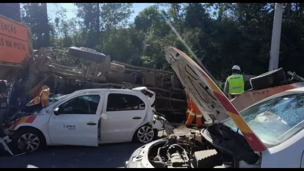 Caminhoneiro embriagado esmaga veículo em Penha