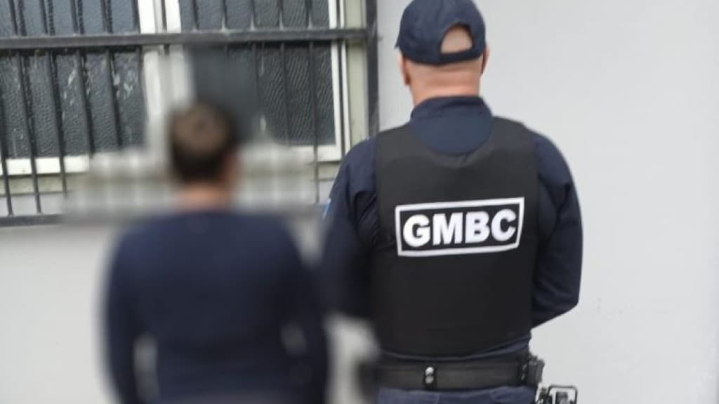 Professora faz descoberta inesperada e mãe de criança é presa, em Balneário Camboriú