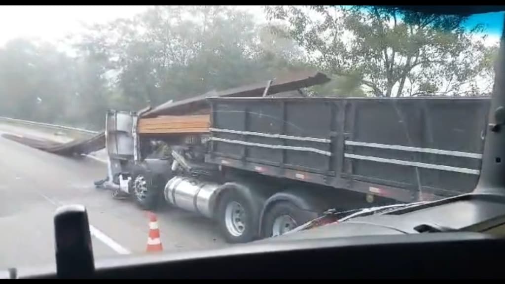 Acidente entre carretas causa congestionamento de 9 km na BR-101 em Barra Velha