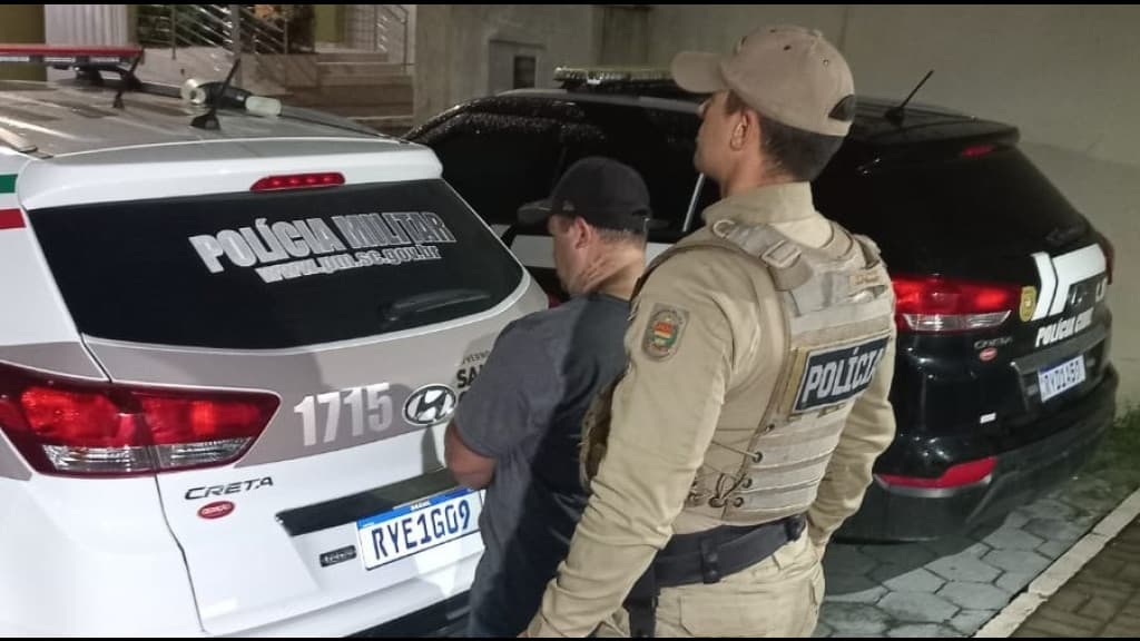 Homem é preso após ameaçar invadir casa e agredir ex-companheira em Porto Belo