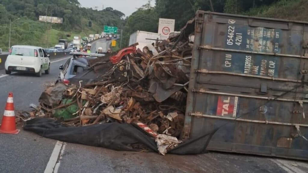 Motociclista escapa por um triz de ser esmagado por caminhão na BR-101