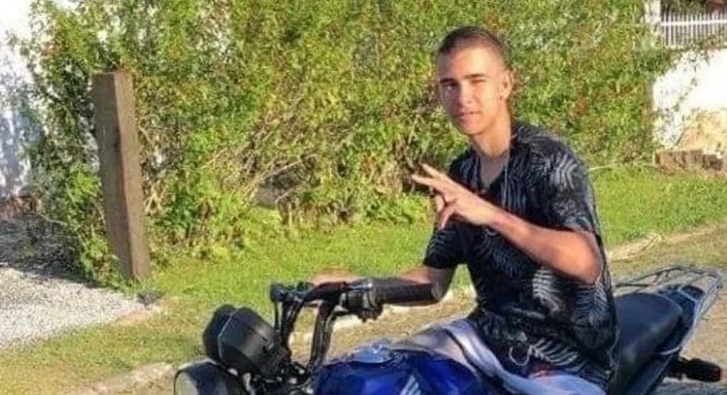 Jovem morre após bater moto contra poste