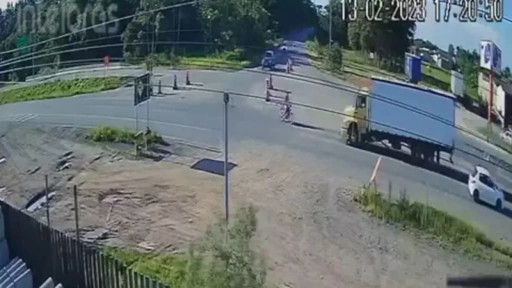 VÍDEO: Motociclista morre após ser arrastado por caminhão em grave acidente na BR-470