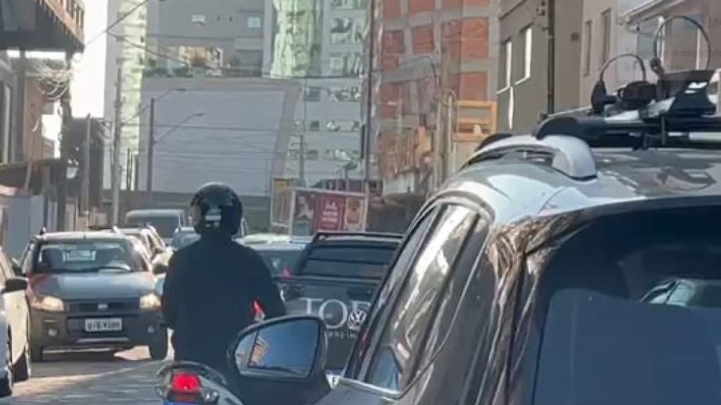 Ação de construtora gera caos no trânsito de Itapema