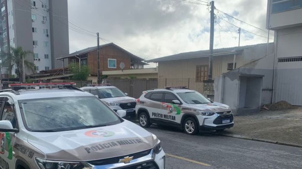 Briga de casal acaba com mulher morta ao ser jogada do 7º andar de prédio