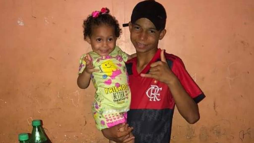 Menino de 13 anos salva a vida da irmã engasgada durante refeição