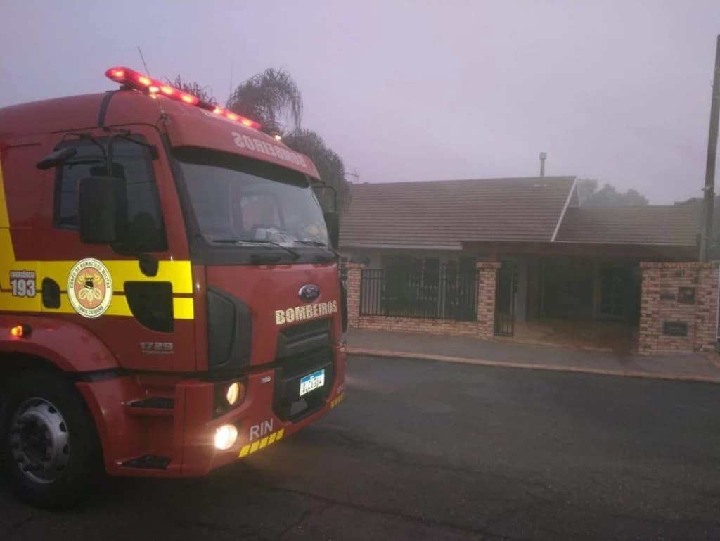 Casa é atingida por o incêndio e vizinho, em ato heroico, salva cachorros