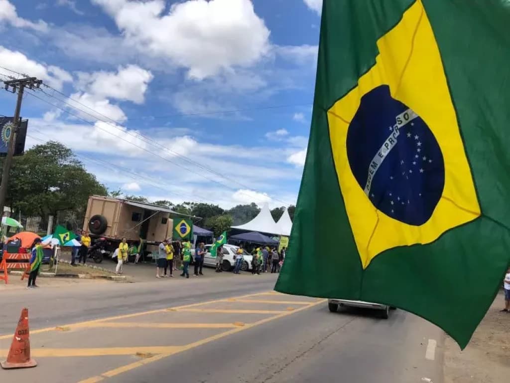 Homem ameaça manifestantes, é preso e alega ter usado maconha