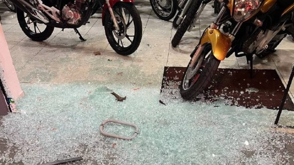 Furto a loja de motos por criminosos mascarados causa caos e perseguição