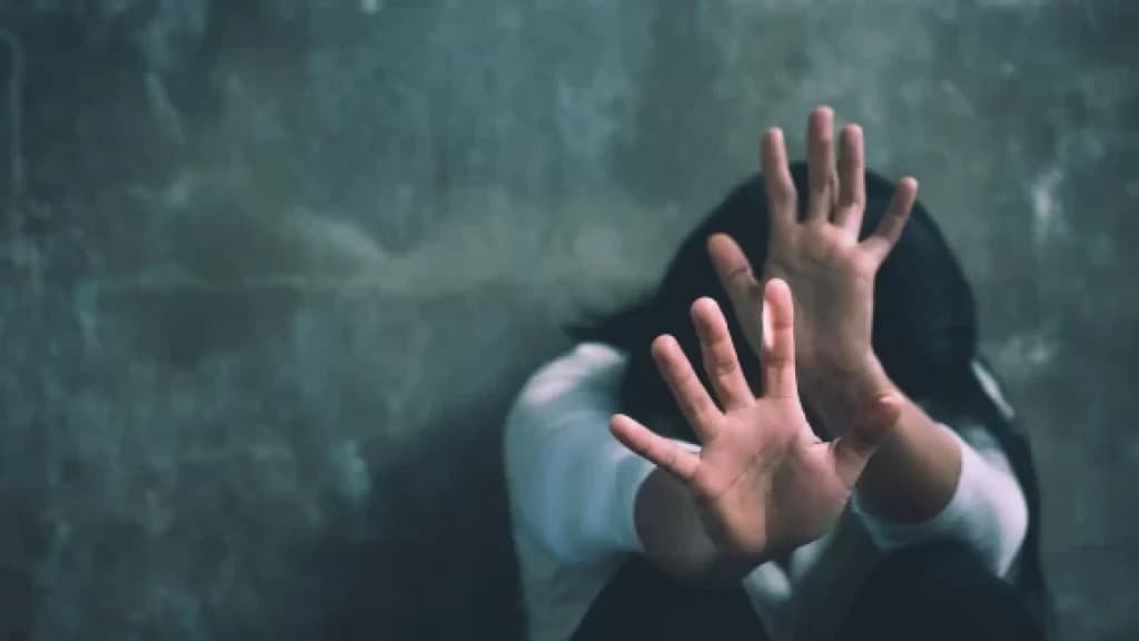 Homem é preso por agredir e descumprir medidas protetivas contra adolescente de 13 anos