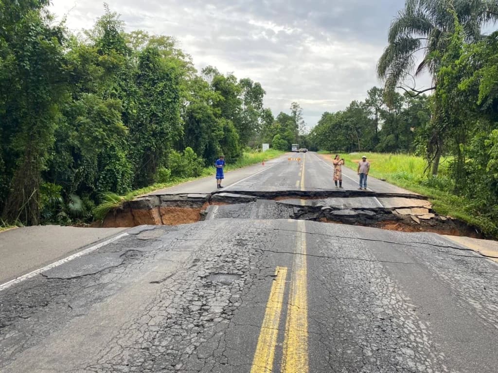 Grande cratera na BR-470, em SC, causa caos no trânsito
