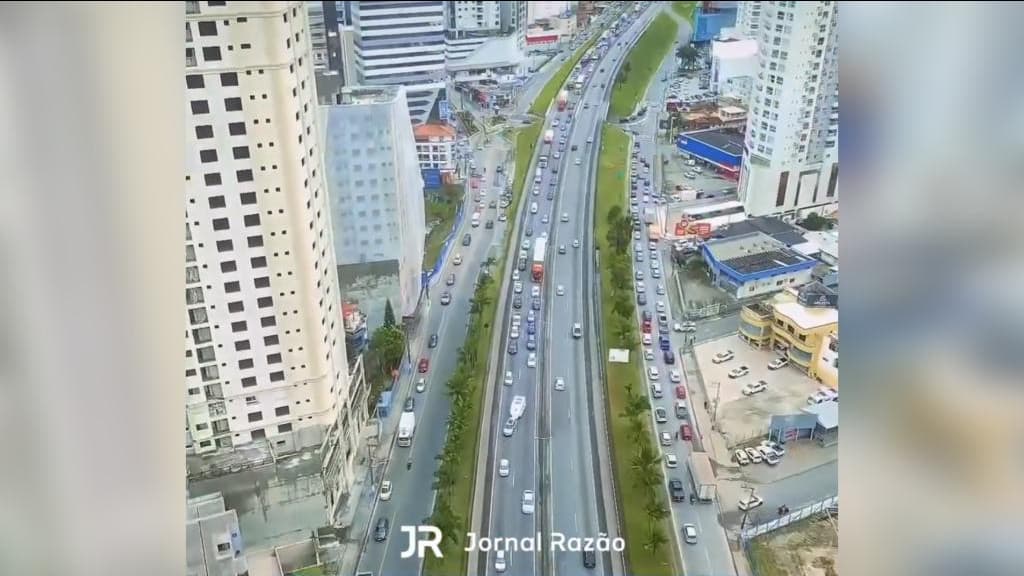 BR-101 continua com filas enormes em SC e prefeitos pedem liberação dos acostamentos