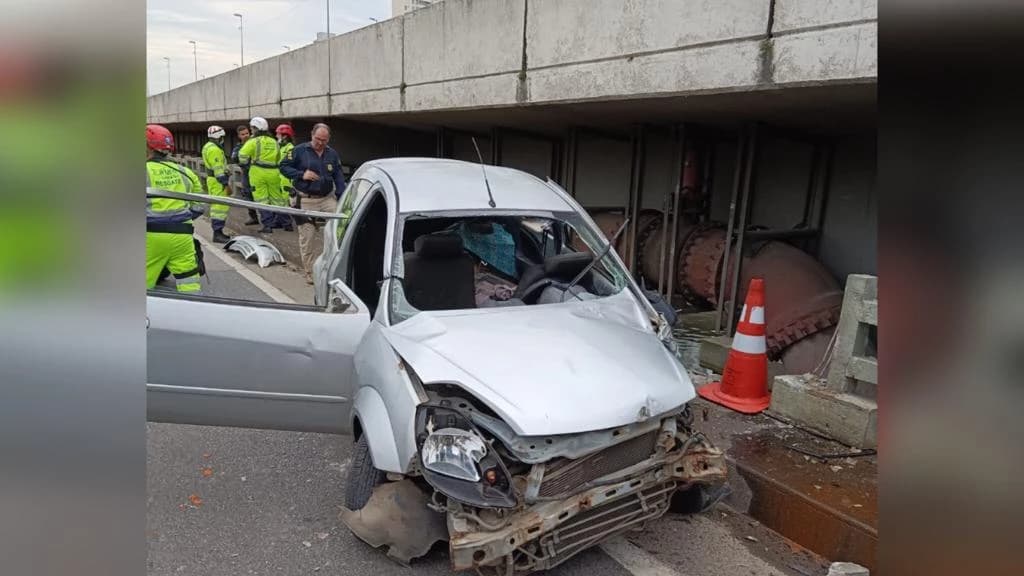 Motorista é arremessado para fora do carro após colisão na BR-101 em BC