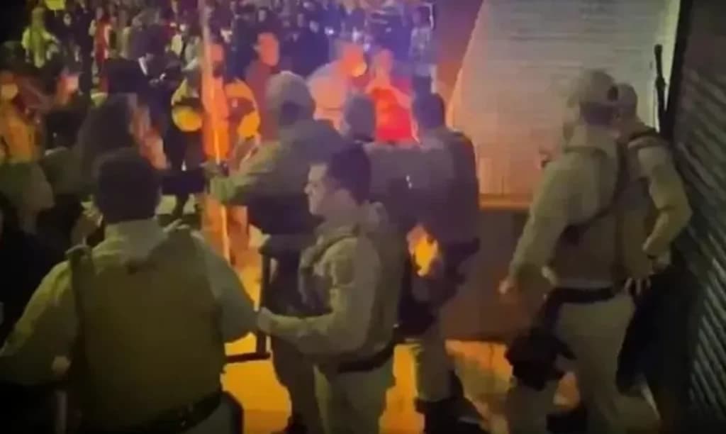 Mulher morde policial e é presa durante protesto em Florianópolis