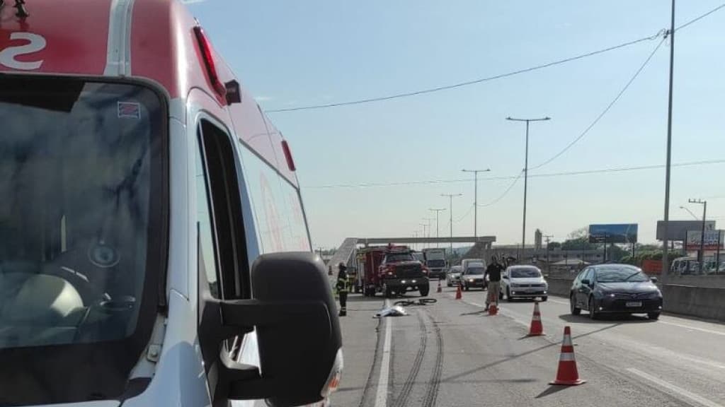 Ciclista morre após ser atropelado por carreta na  BR-280