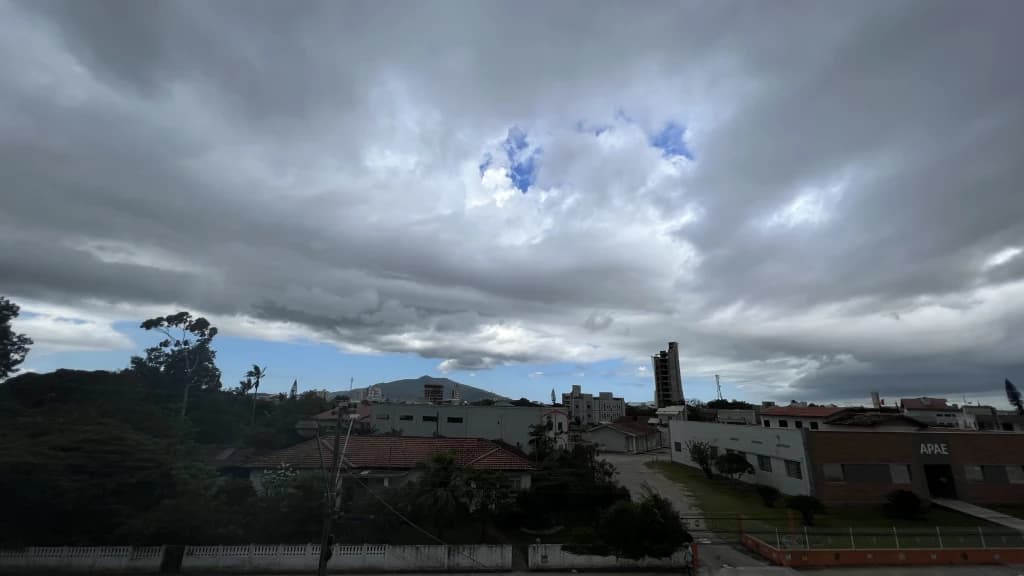 URGENTE: Forte núcleo de tempestades se aproxima do Litoral Norte de SC