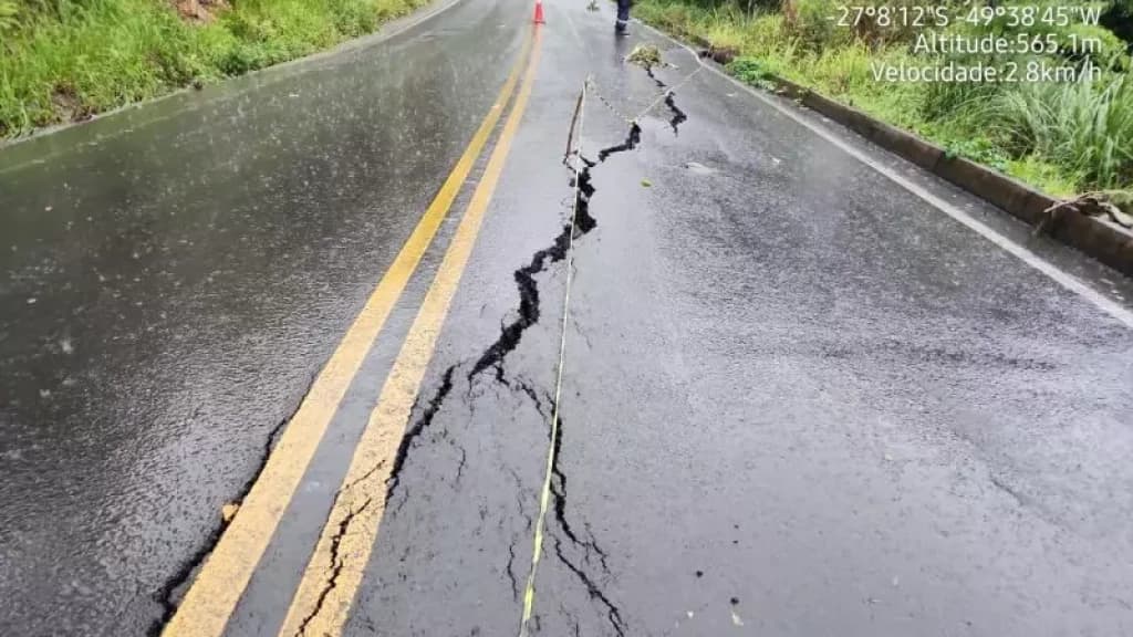 Trechos de rodovias em SC seguem interditados devido aos impactos da chuva
