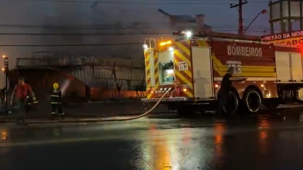 Grande incêndio destrói conveniência e loja de roupas de Canelinha