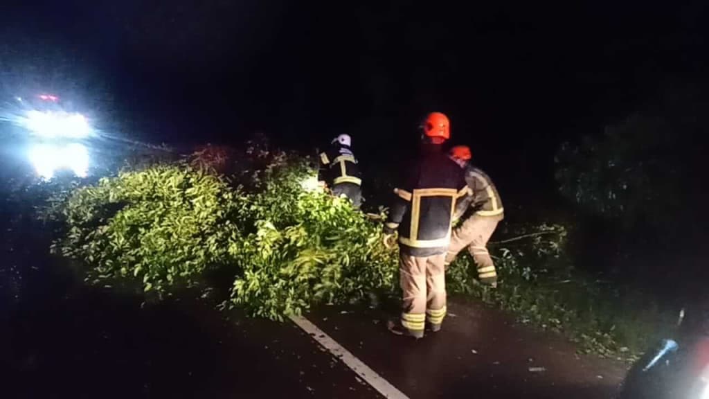 Ventos de 126km/h deixam rastro de destruição em Santa Catarina