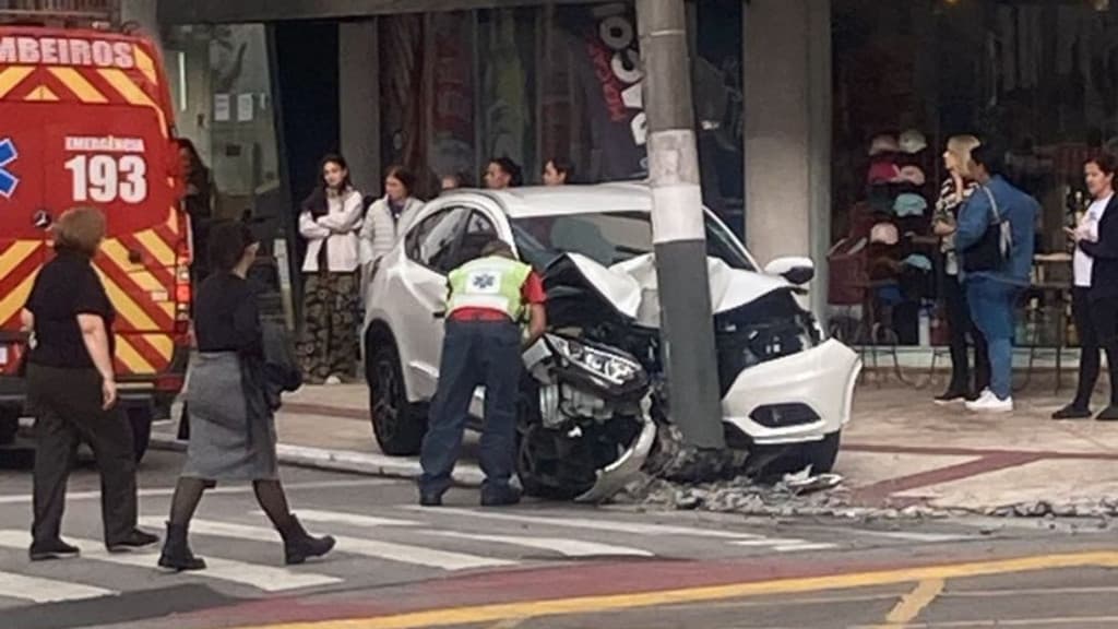 Idoso fica ferido após carro colidir com poste em Balneário Camboriú