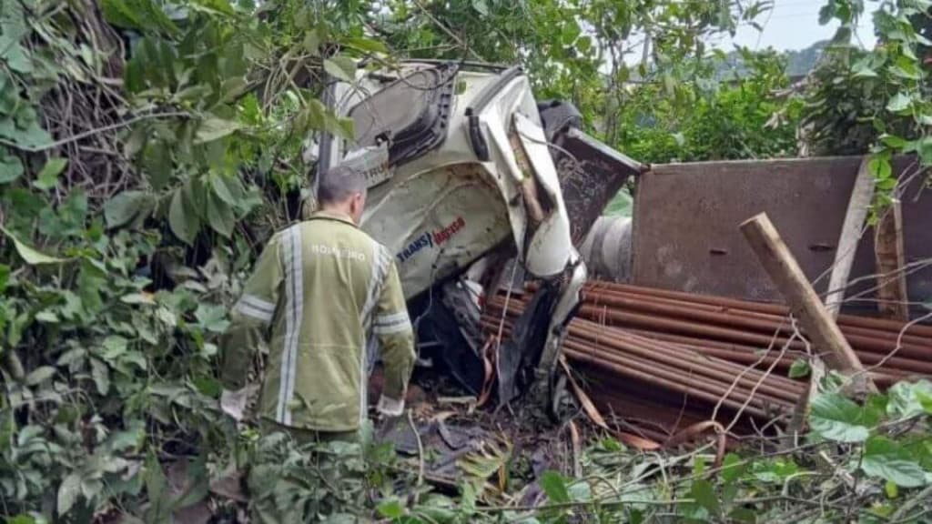 Caminhoneiro morre após sair da pista e tombar carreta na BR-280, em São Francisco do Sul