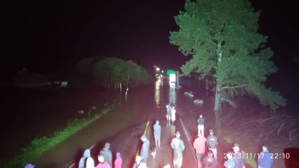 Pacientes em ambulâncias precisam de resgate em área alagada na BR-282