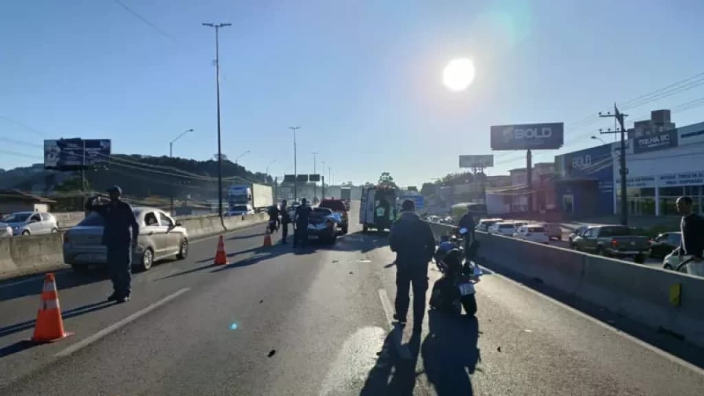 Jovem de 24 anos morre após colisão entre carro e moto na BR-101