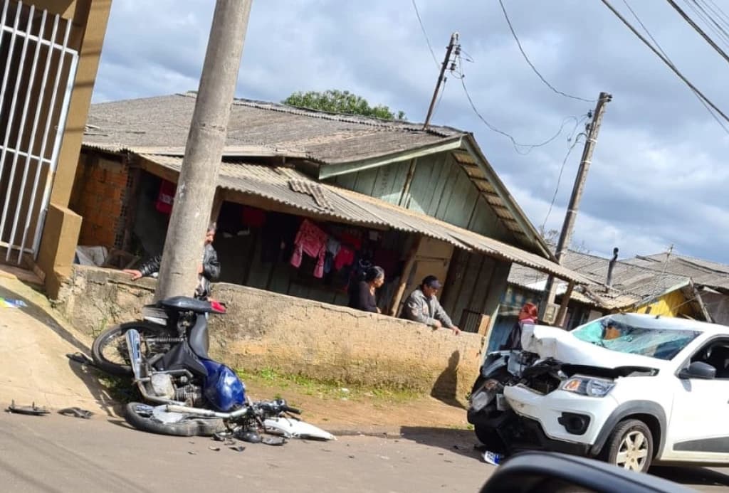 Jovem empina moto, foge da polícia e causa acidente com outro veículo em SC