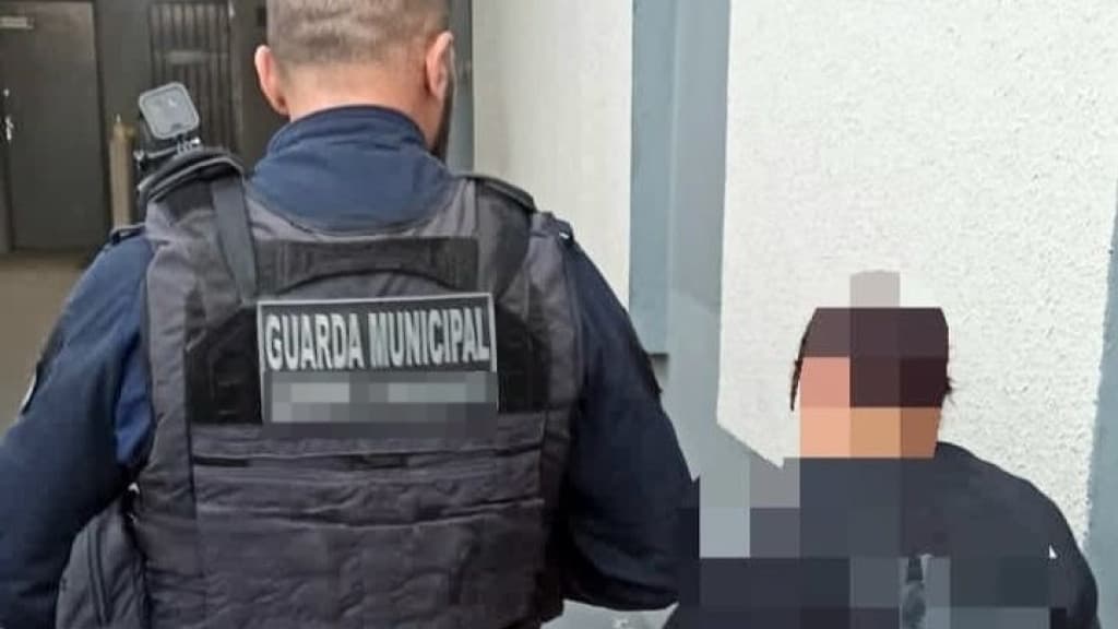 Mãe é presa após tentar matar o próprio filho de 12 anos enforcado com corrente