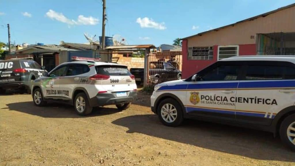Mulher é encontrada morta em quintal de casa