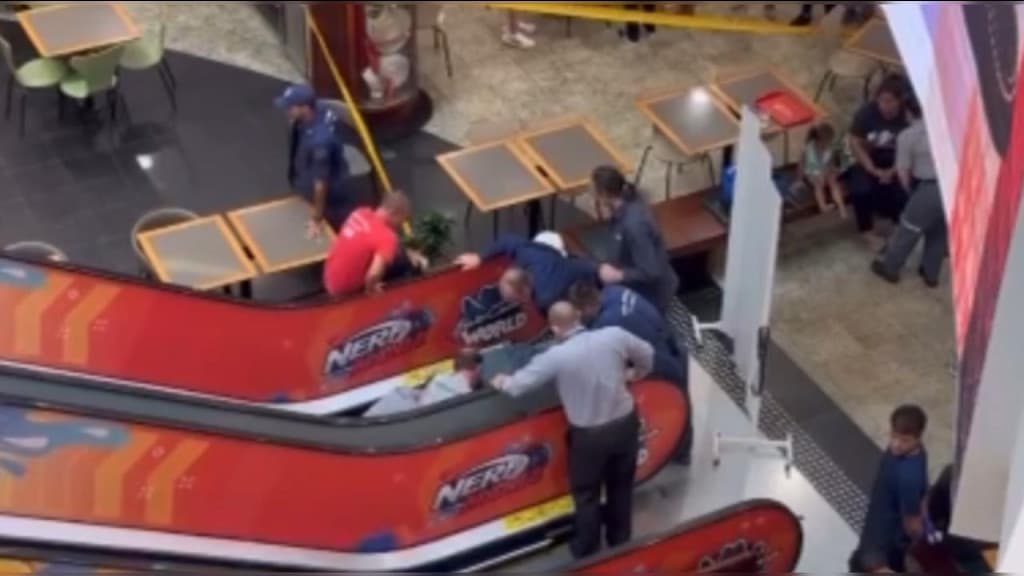 Criança desmaia de dor ao trancar mão em escada rolante, em Balneário Camboriú