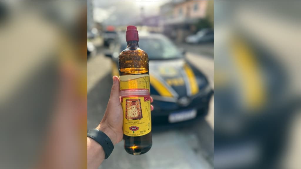 Caminhoneiro de SC é preso bebendo “Velho Barreiro” enquanto dirigia embriagado