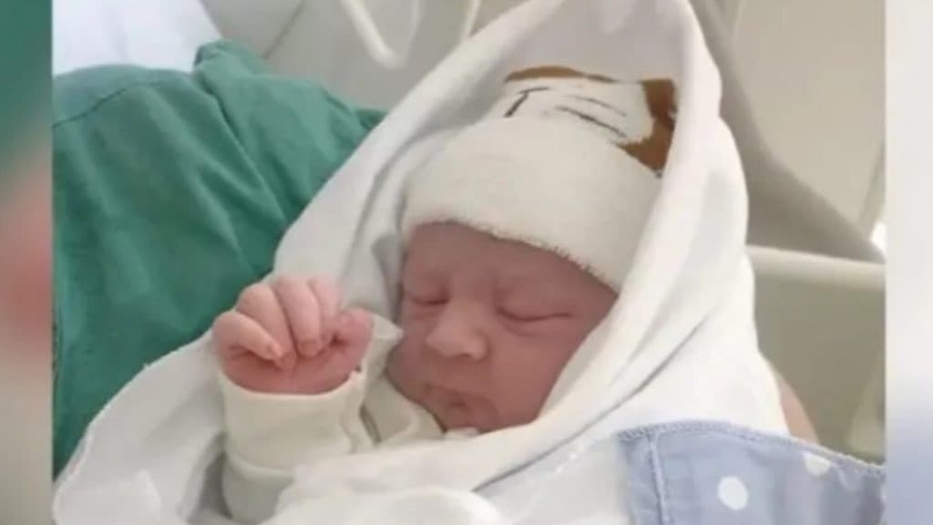 Mulher tem filho no meio do trânsito e quem realiza parto é o pai