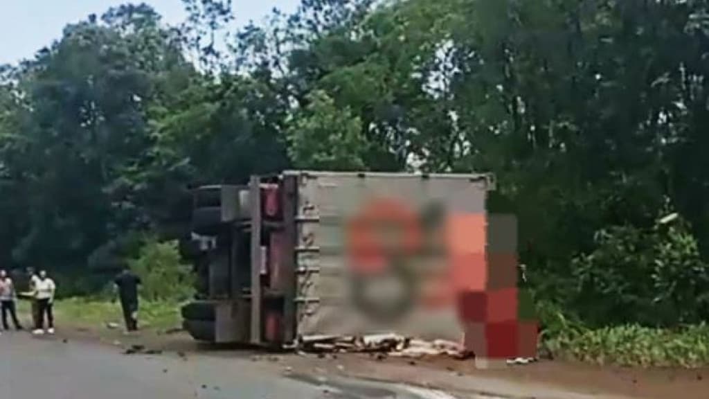 Caminhoneira morre após caminhão tombar na BR 476