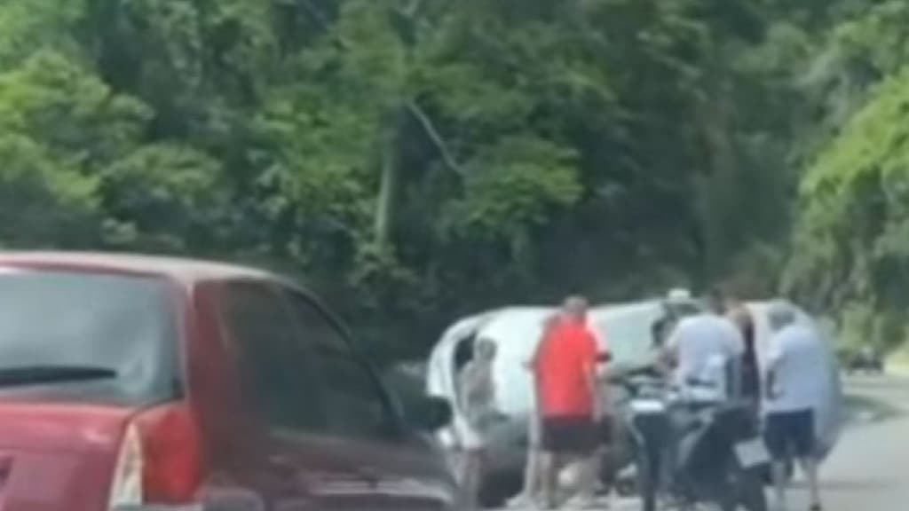 Acidente provoca capotamento e deixa mulher ferida em Balneário Camboriú