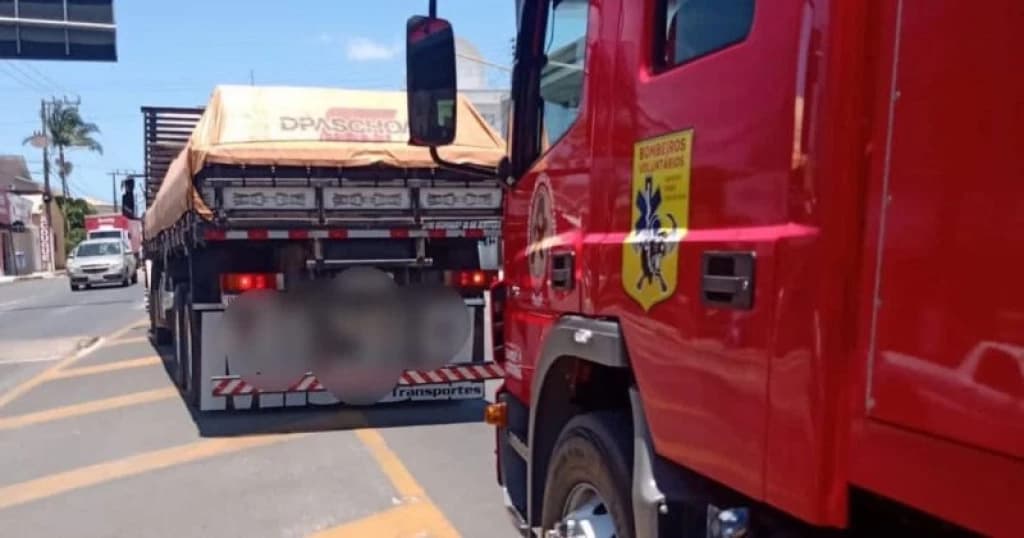 Grávida é atropelada por caminhão e fica presa embaixo de roda