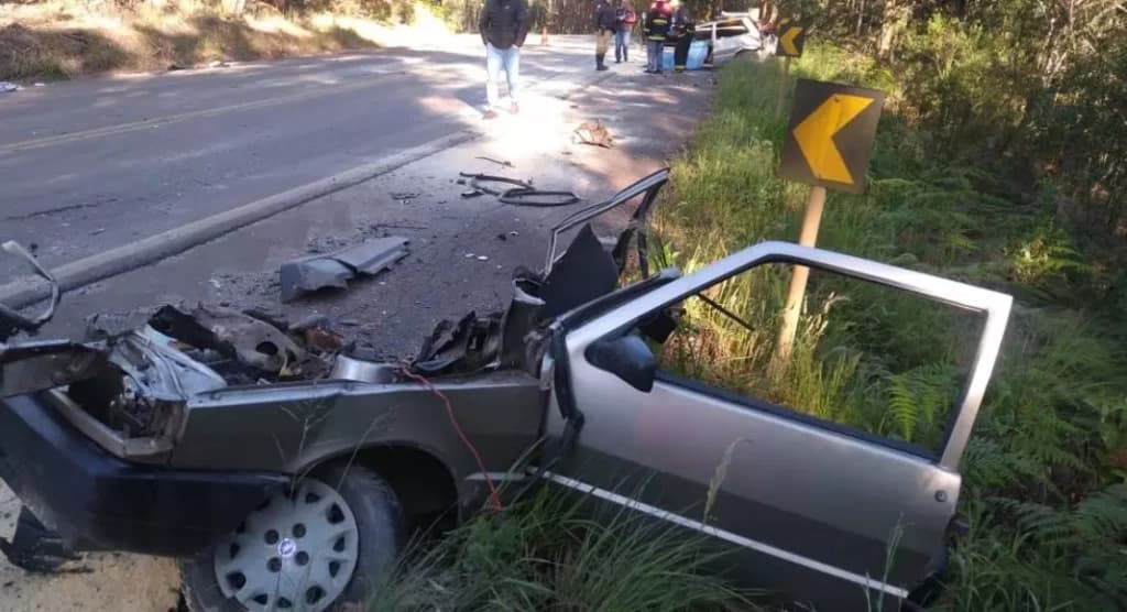 Carro parte ao meio após colidir com caminhão e motorista morre em SC