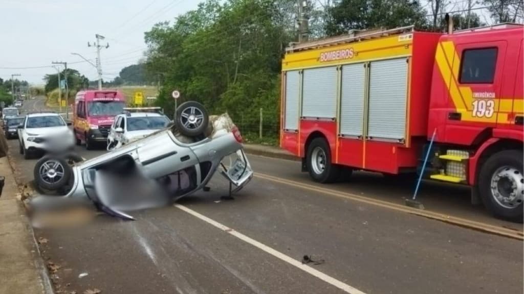 Ladrões roubam carro na frente de escola e ganham “lição” indesejada