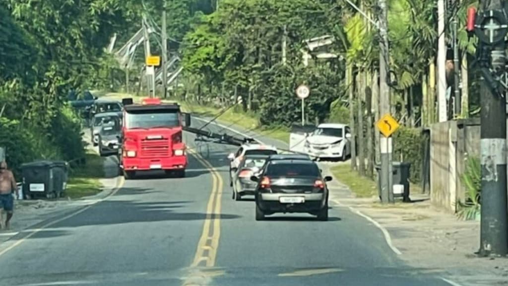 Motorista bêbado derruba poste em Balneário Camboriú
