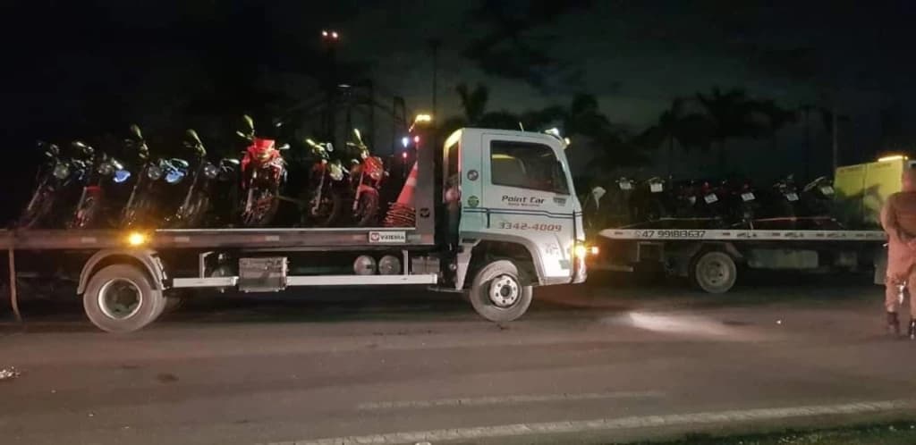 Encontro clandestino de motos acaba em quebra-pau na SC-140