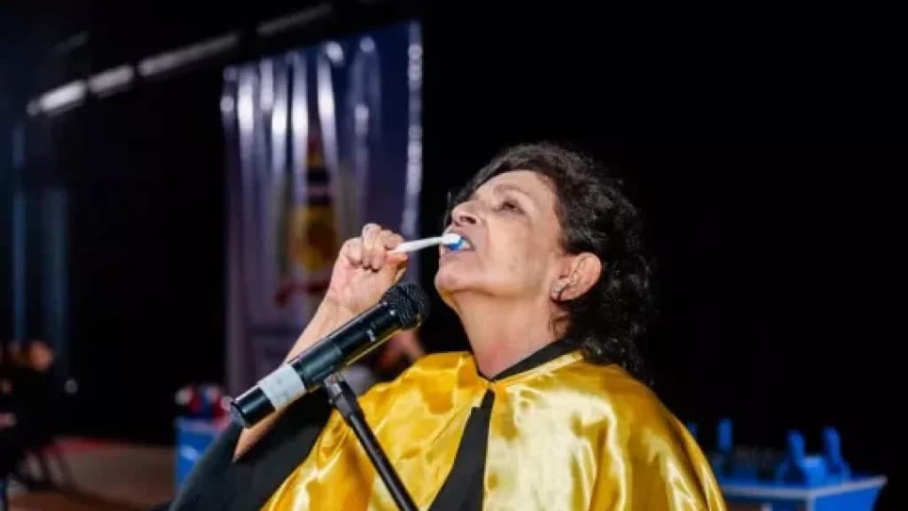 Professora da UFSC escova os dentes durante discurso de formatura