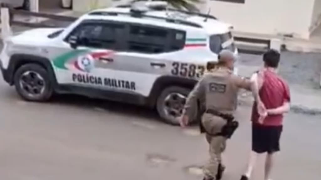 Homem é preso após chamar policiais de macacos, em Santa Catarina: “sou influencer”